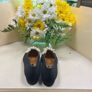 ❤️KENNETH COLE BLACK LINEN FLATS/ w WHITE FAUX PEARLS❤️SIZE 6.5❤️